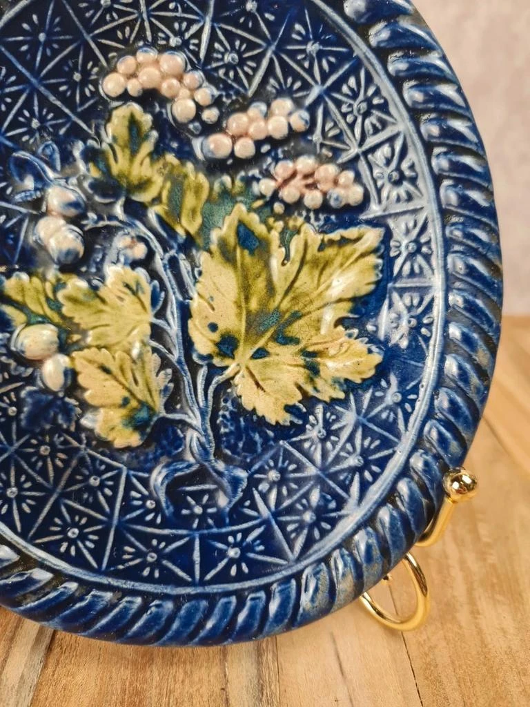 🩵 Petit plat ancien en barbotine – décor raisin et feuilles de vigne 🍇 – photo 3